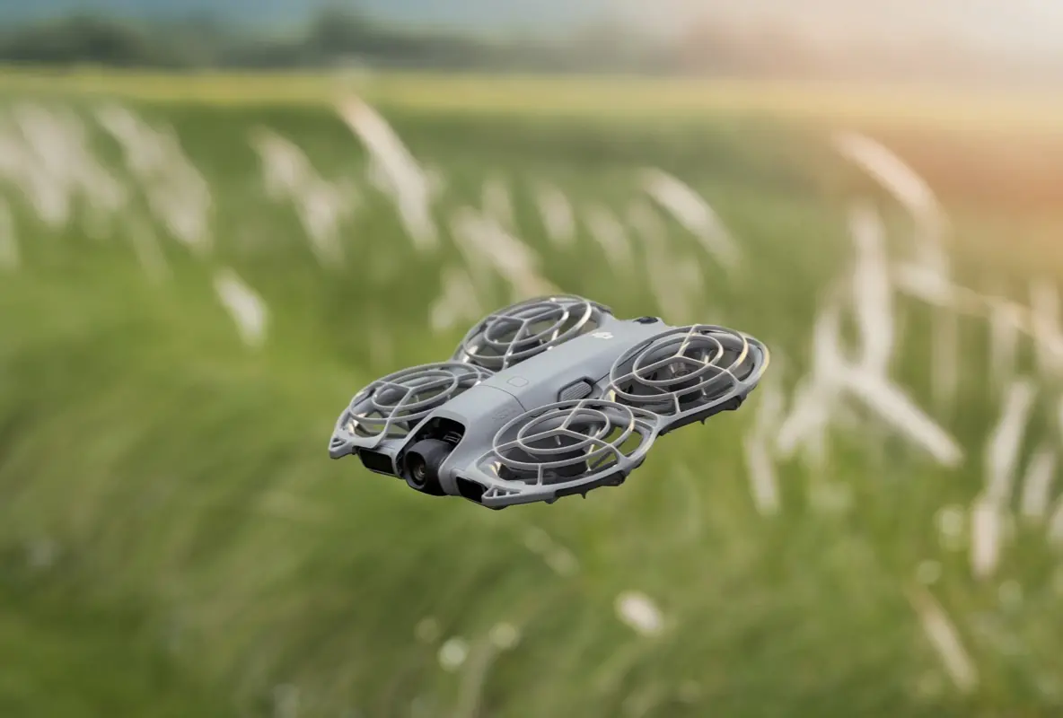 DJI Neo 2 în zbor deasupra vegetației